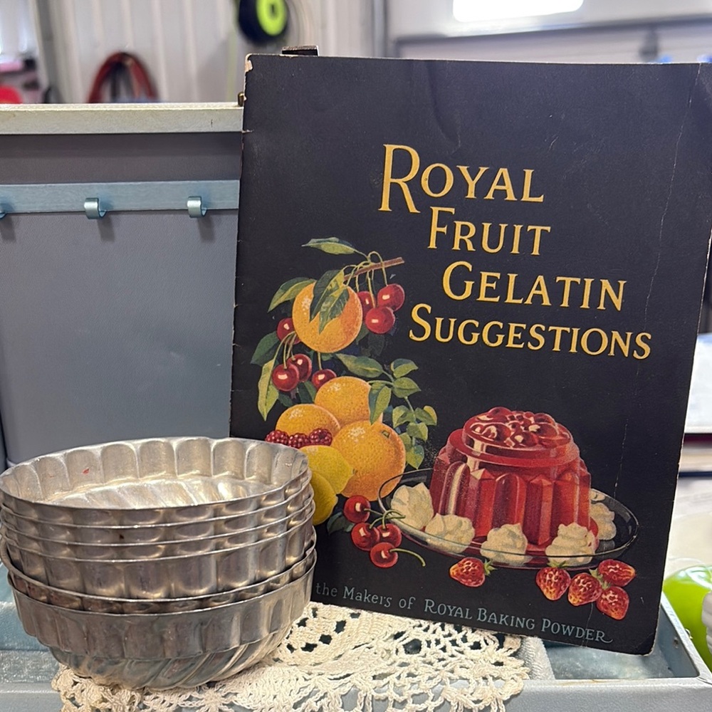 1926 Royal fruit Gelatin Recipe book and 6 molds
P